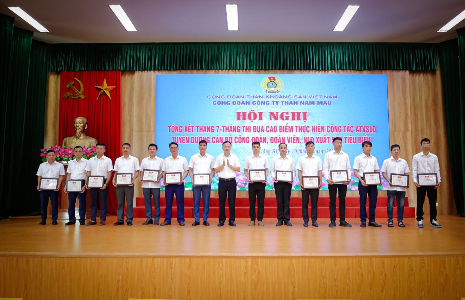 Công đoàn Than Nam Mẫu: Tổng kết Tháng thi đua cao điểm thực hiện công tác ATVSLĐ và tuyên dương CNC (8)