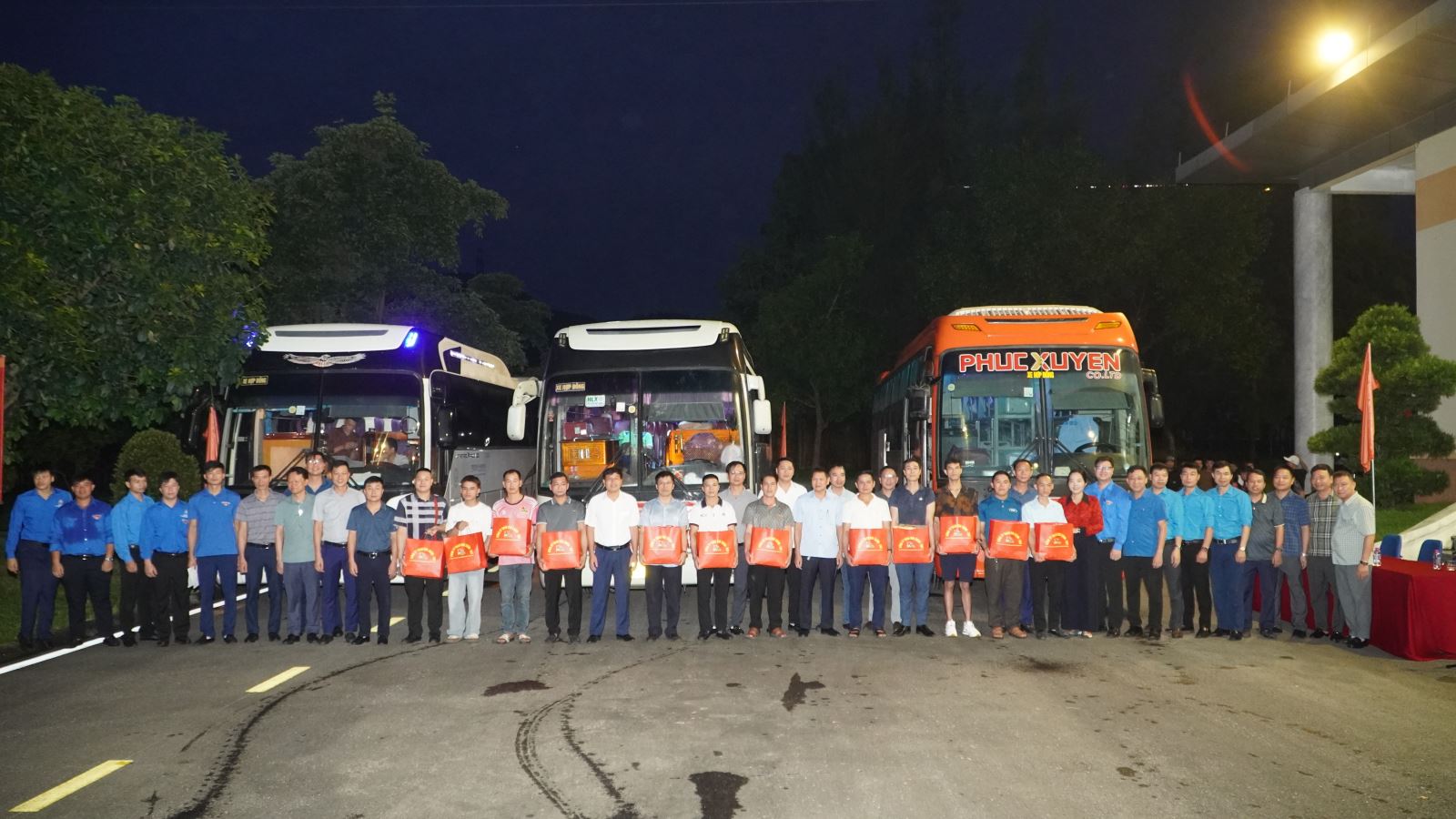 Người lao động và học sinh thực tập lên xe do Than Khe Chàm tổ chức để về quê nghỉ Quốc khánh